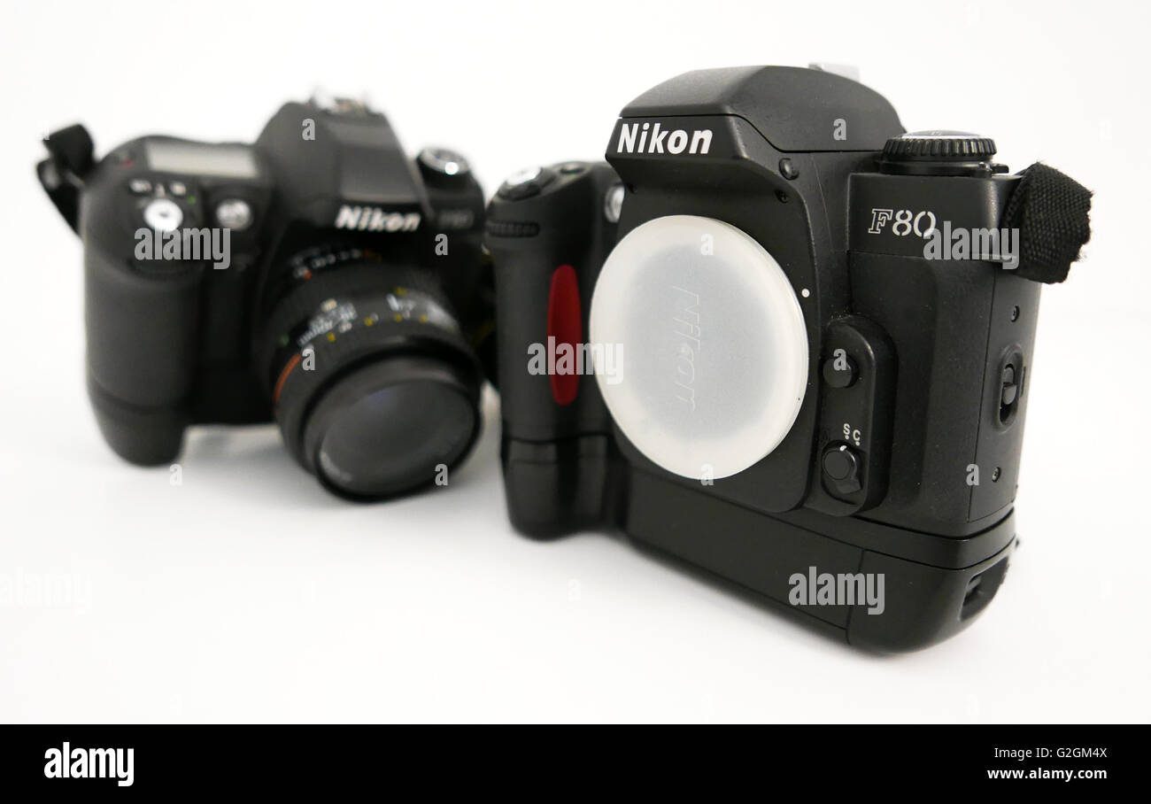 Zwei Nikon F80 Film Kameragehäuse mit Motorantrieb Einheiten angeschlossen. Die Frontkamera hat eine Deckelung der Körper und das Heck ein Objektiv. Stockfoto