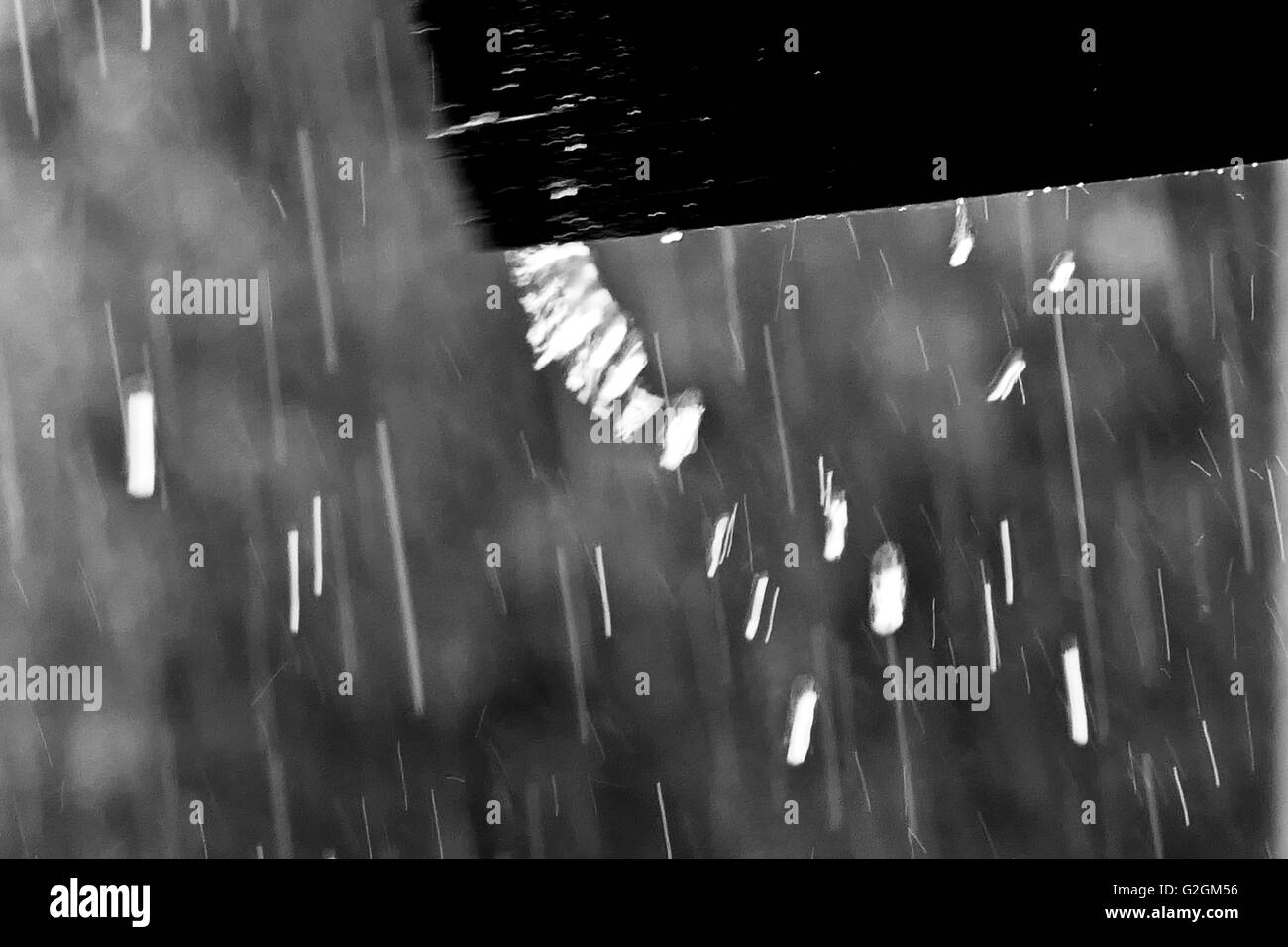 Regen läuft ein Shop Markise, fotografiert mit einer langen Verschlusszeit, die Streifen zu erreichen Stockfoto