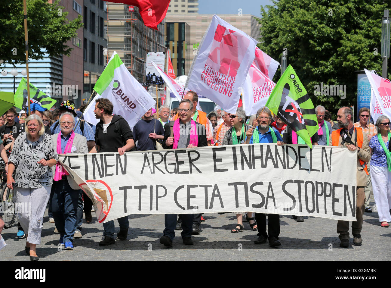 Aktivisten gegen TTIP (Transatlantic Trade and Investment Partnership) halten Banner während einer Demonstration Demonstration in Leipzig, Deutschland, Mai 2016 Stockfoto