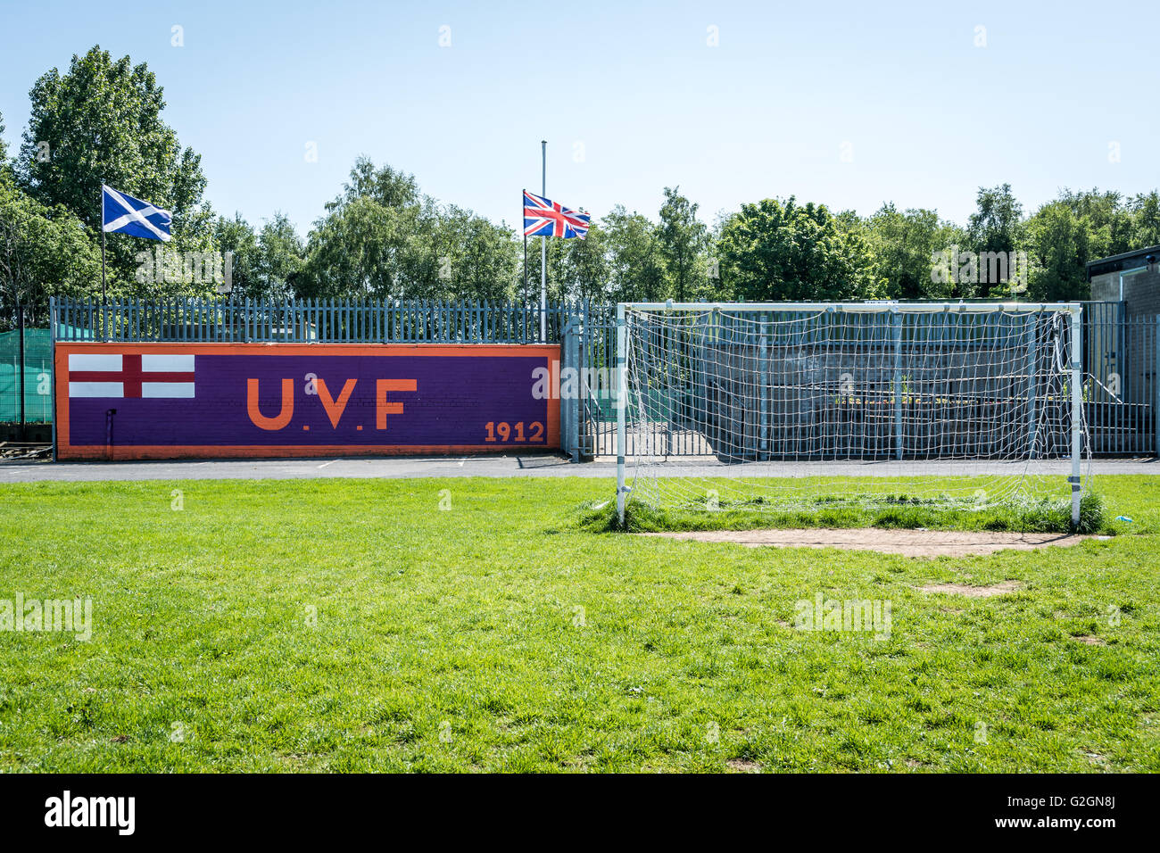 UVF Wandbild neben Fußballplatz in Sydenham Gegend von East Belfast. Stockfoto