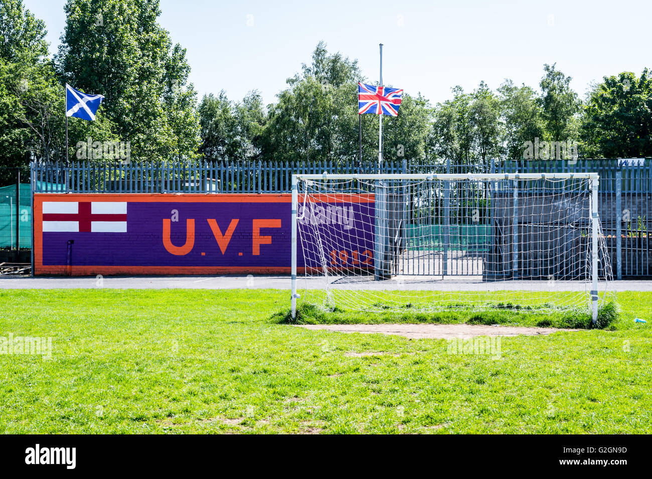 UVF Wandbild neben Fußballplatz in Sydenham Gegend von East Belfast. Stockfoto