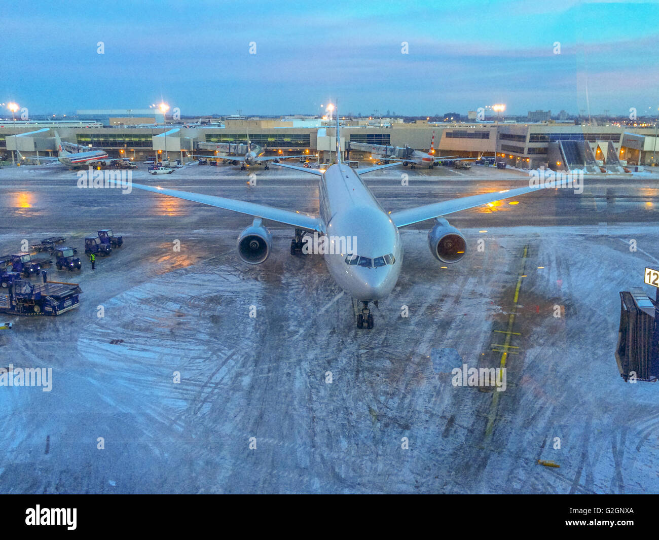 ein großes Flugzeug auf einem eisigen Rollfeld in JFK ariport Stockfoto