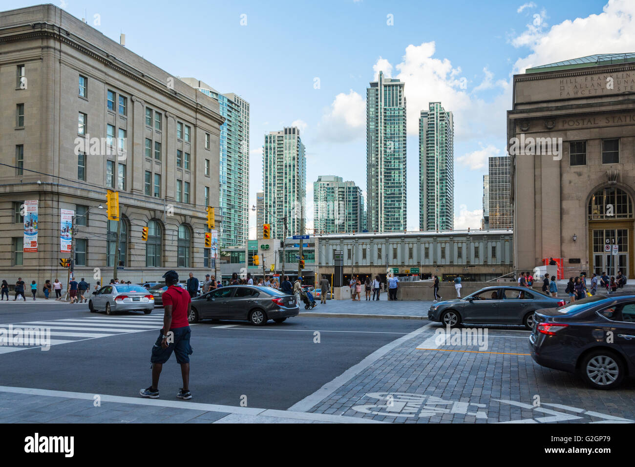 Toronto, Kanada-august 2, 2015:people schlendern Sie an einem sonnigen Tag in Une der zentralen Straße von Toronto-Kanada. Stockfoto