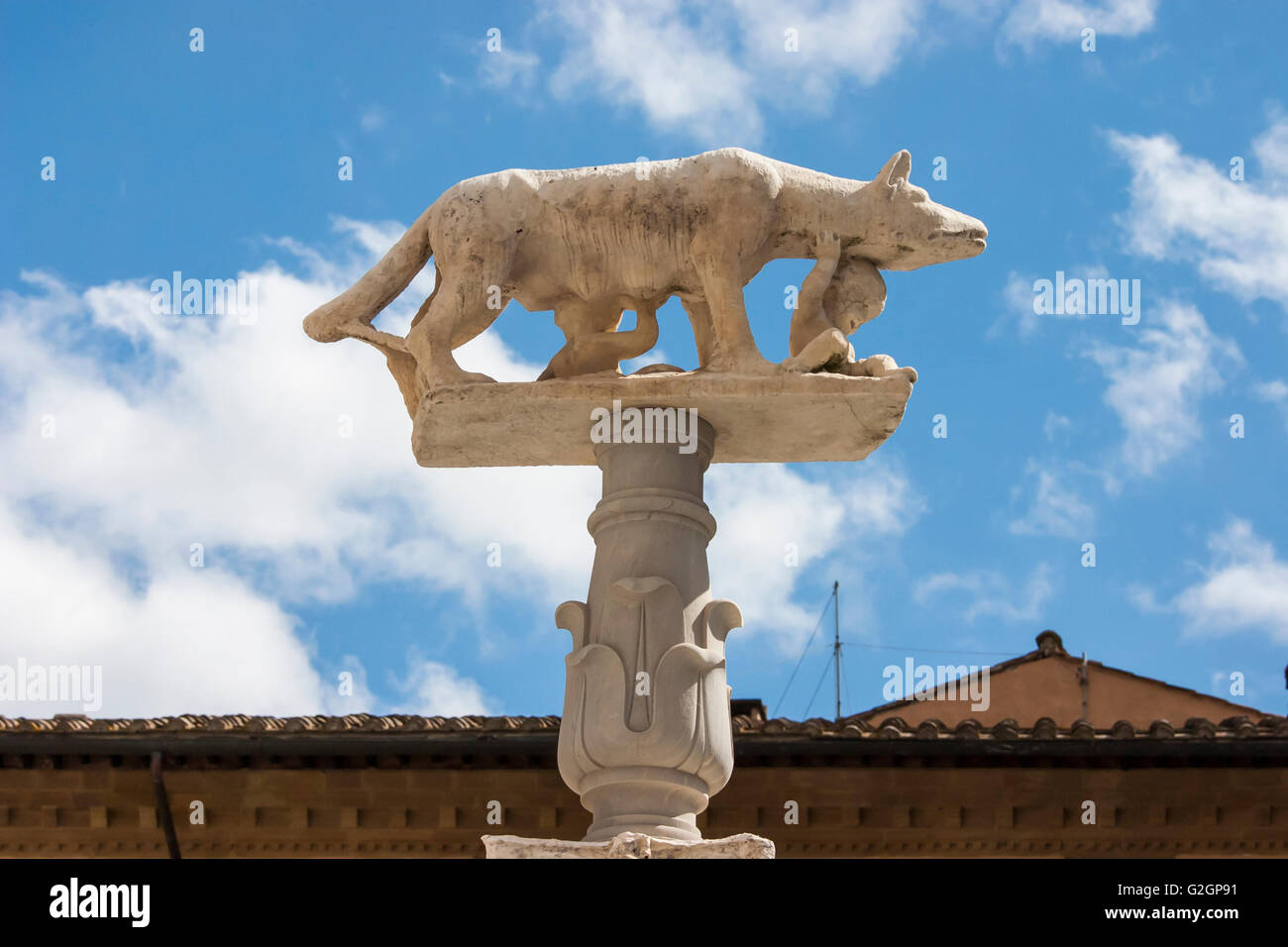 Eines der "she wolf" Skulptur platziert in der Nähe der Kathedrale von Siena mit Himmel und Wolken im Hintergrund. Stockfoto