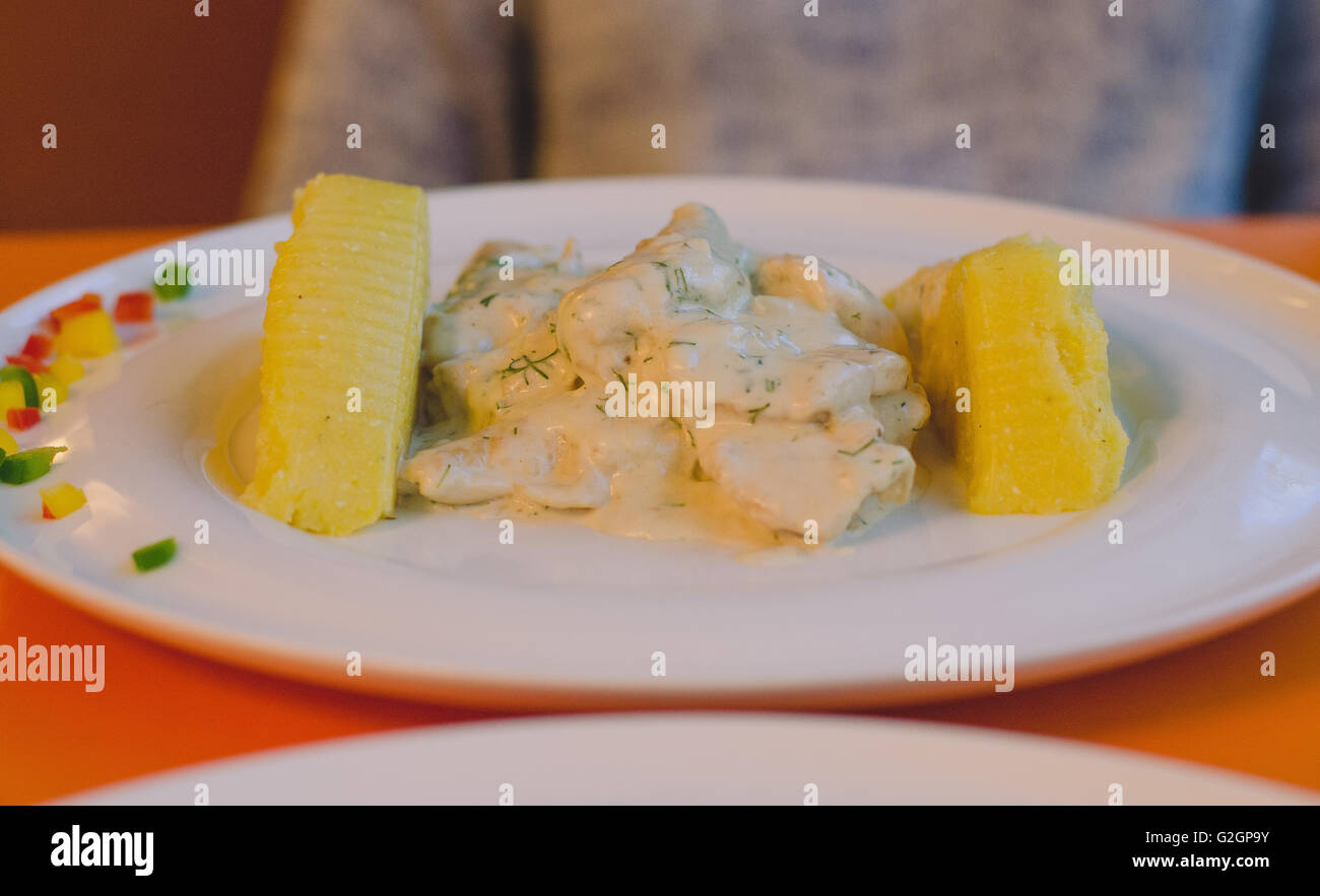 Traditionellen siebenbürgischen Mahlzeit aus Hühnerfleisch mit saurer Sahne Stockfoto