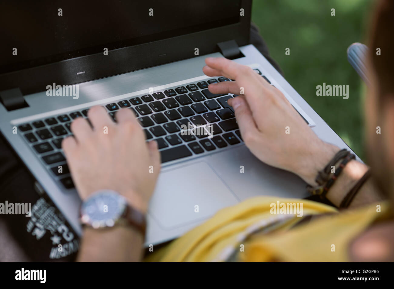 Ein Mann auf der Laptoptastatur eingeben Stockfoto
