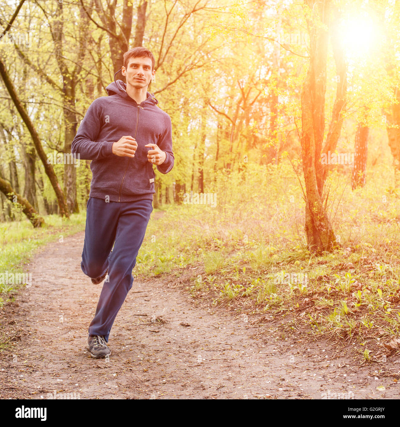Mann beim joggen im Wald Photos