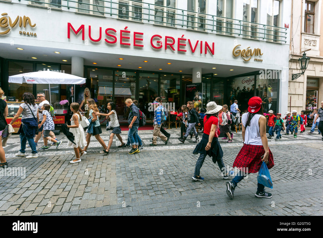 Musee Grevin, Wax Museum, die Massen von Menschen gehen durch Celetna Straße, Altstadt, Prag, Tschechische Republik Stockfoto