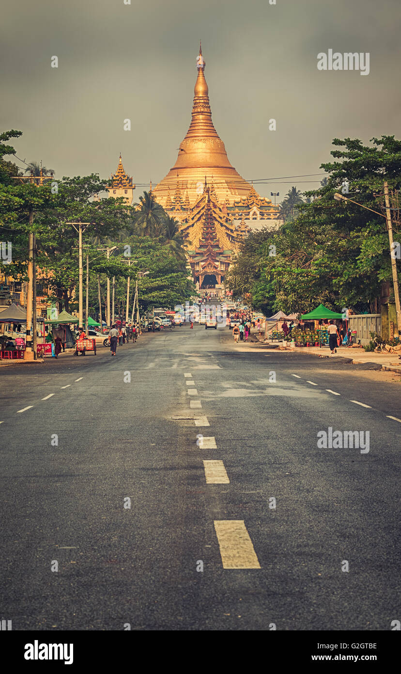 Weg zur Shwedagon-Pagode in Yangon. Myanmar. Stockfoto