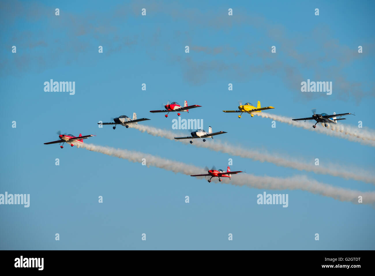 Sieben Leichtflugzeug fliegen in Formation auf der Lowveld Airshow Stockfoto