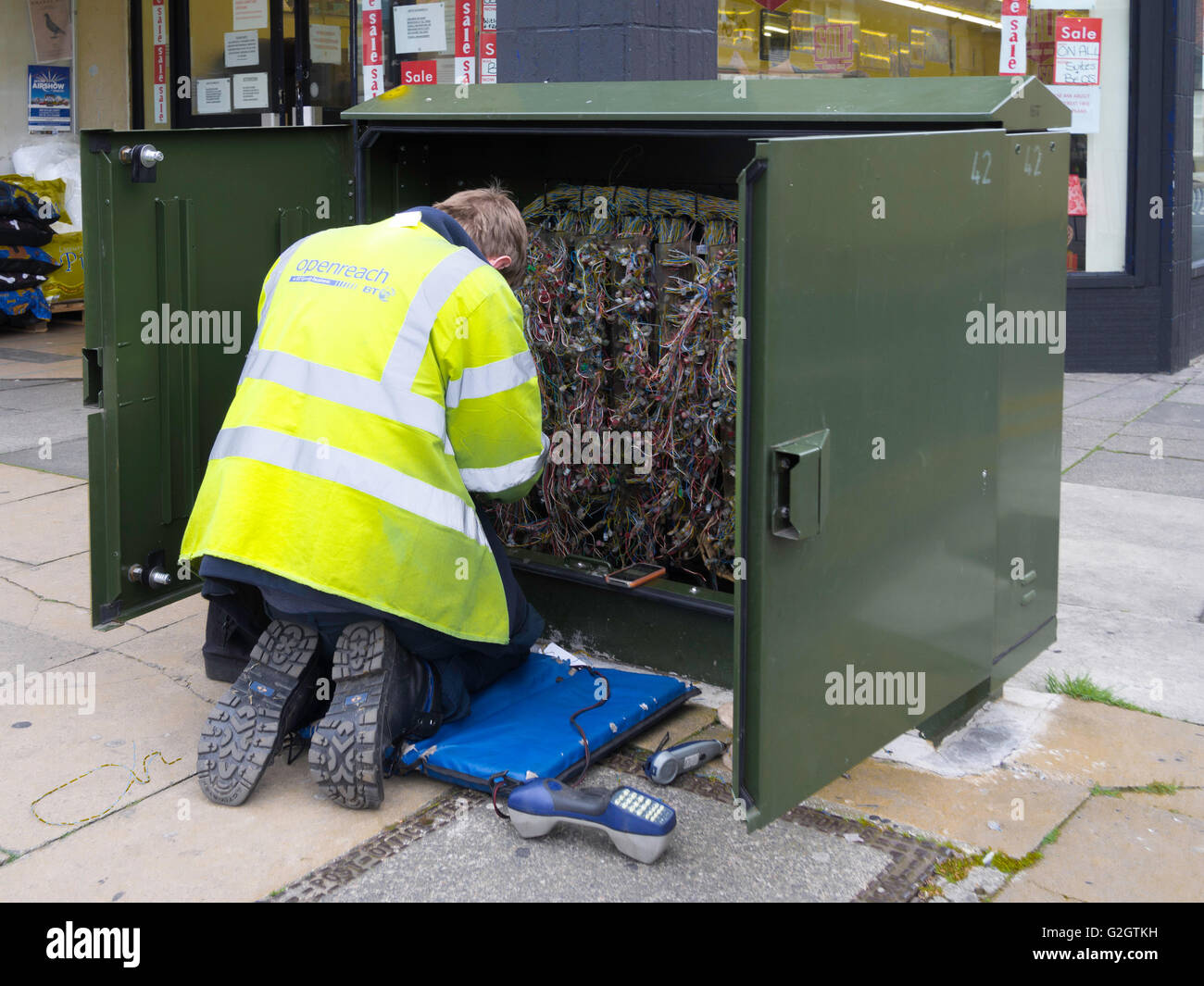 Ein BT-Service Telekommunikation Techniker arbeiten an einem Geräteschrank in der Innenstadt Stockfoto