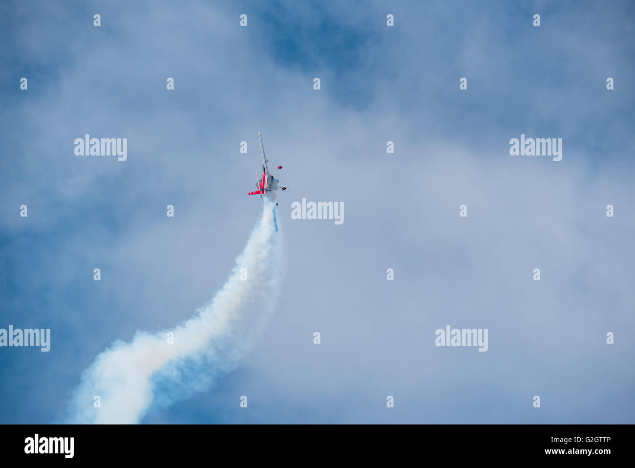 Ein Kunstflug-Flugzeug auf seiner Seite während einer Anzeige auf das Lowveld Airshow Stockfoto