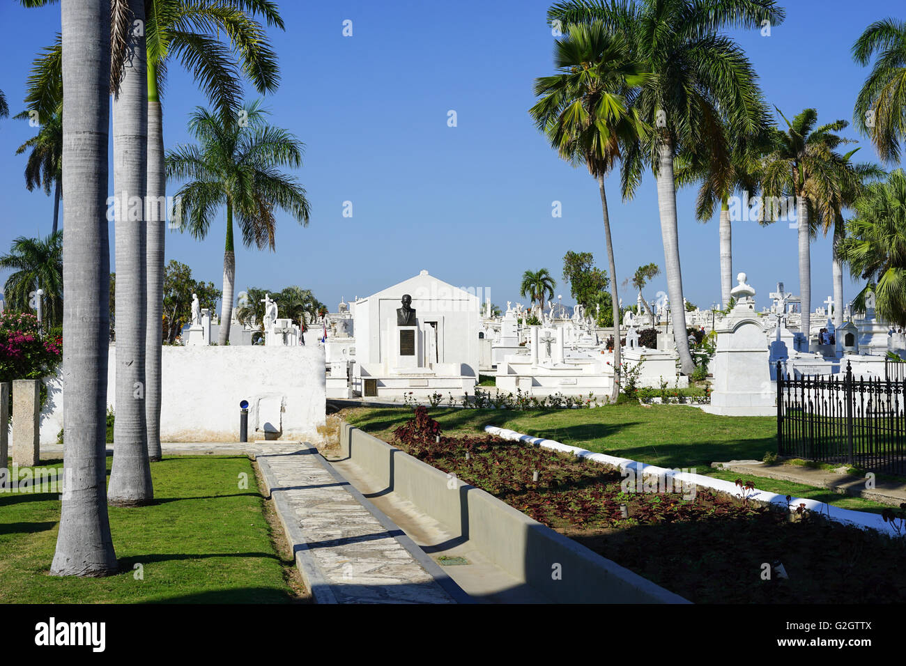 Friedhof von Santiago De Cuba mit schönen weißen Marmor-Sarkophage und Statuen geschmückt Stockfoto