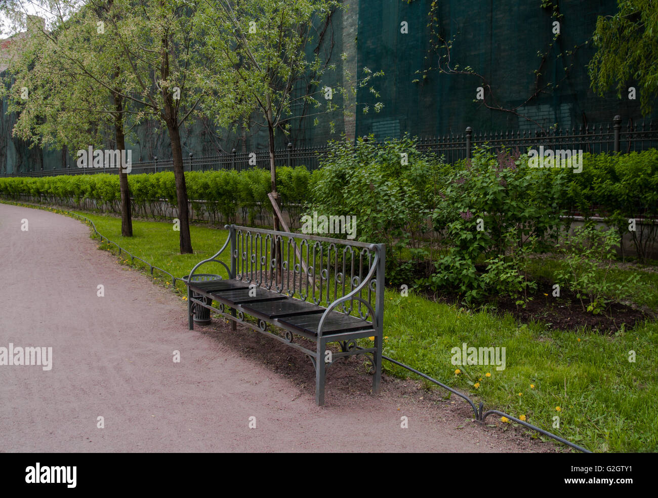 Bänke in einem Stadtpark an einem warmen Tag im Frühling Stockfoto