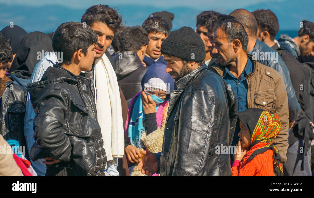 Lesbos, Griechenland - 10. Oktober 2015: Flüchtlinge eingetroffen aus der Türkei warten auf den Bus zum Camp. Stockfoto