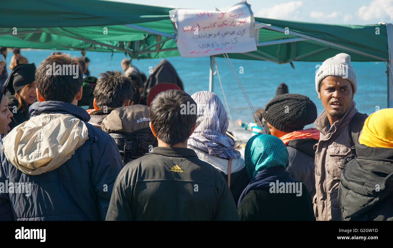 Lesbos, Griechenland - 10. Oktober 2015: Flüchtlinge eingetroffen aus der Türkei warten auf den Bus zum Camp. Stockfoto