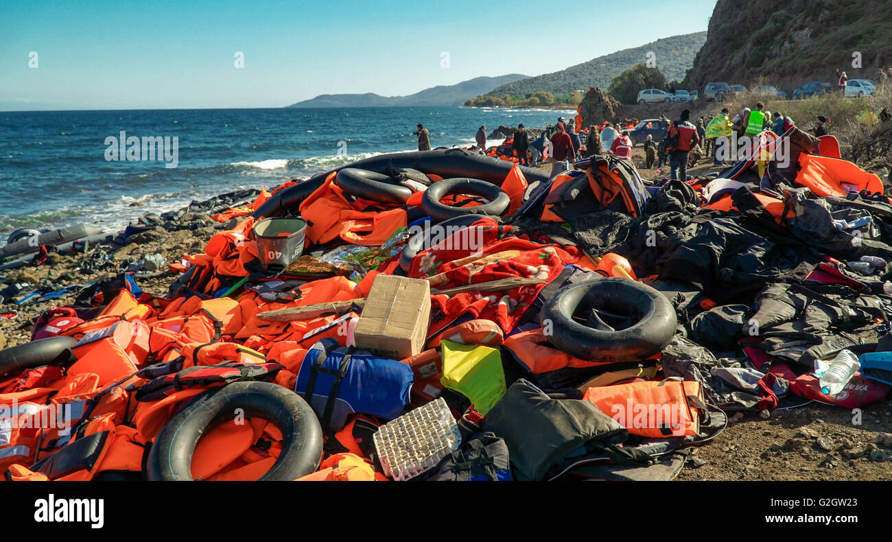 Lesbos, Griechenland - 13. Oktober 2015: Verlassene Habseligkeiten und Schwimmwesten. Stockfoto