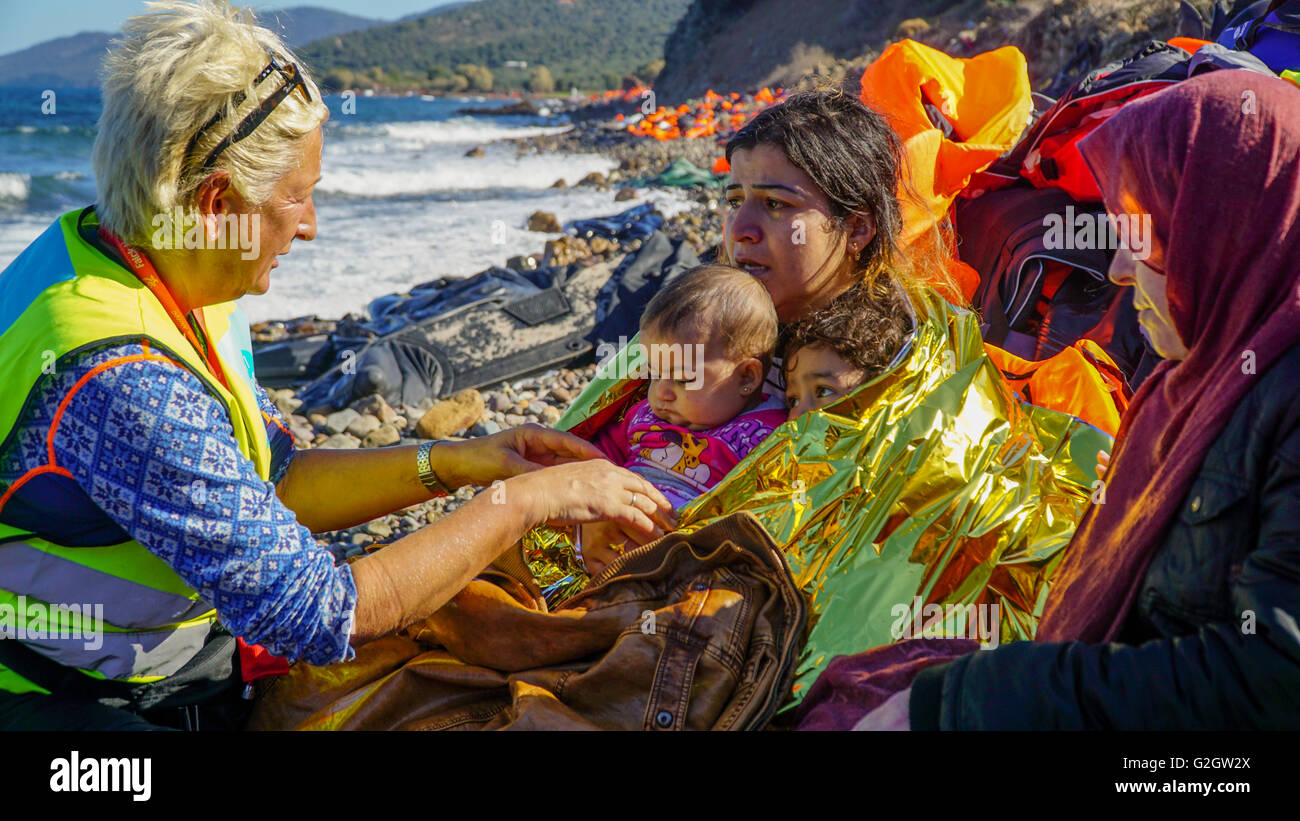Lesbos, Griechenland - 10. Oktober 2015: Einen weiblichen Freiwilligen mit einem kleinen Kind-Flüchtling Stockfoto