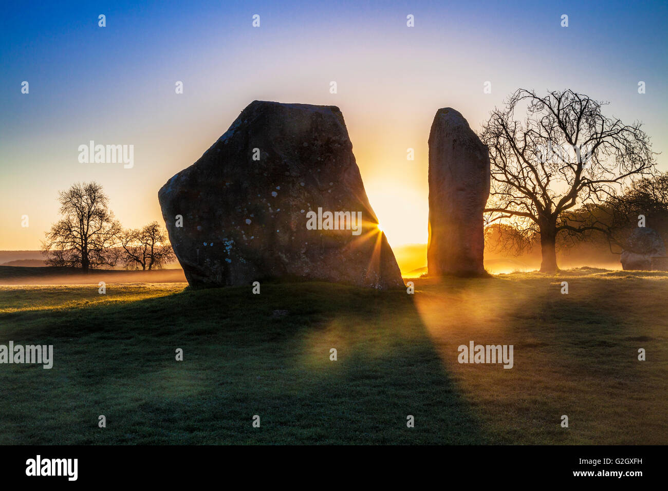 Sarsen Steinen bei Sonnenaufgang in Avebury, Wiltshire. Stockfoto