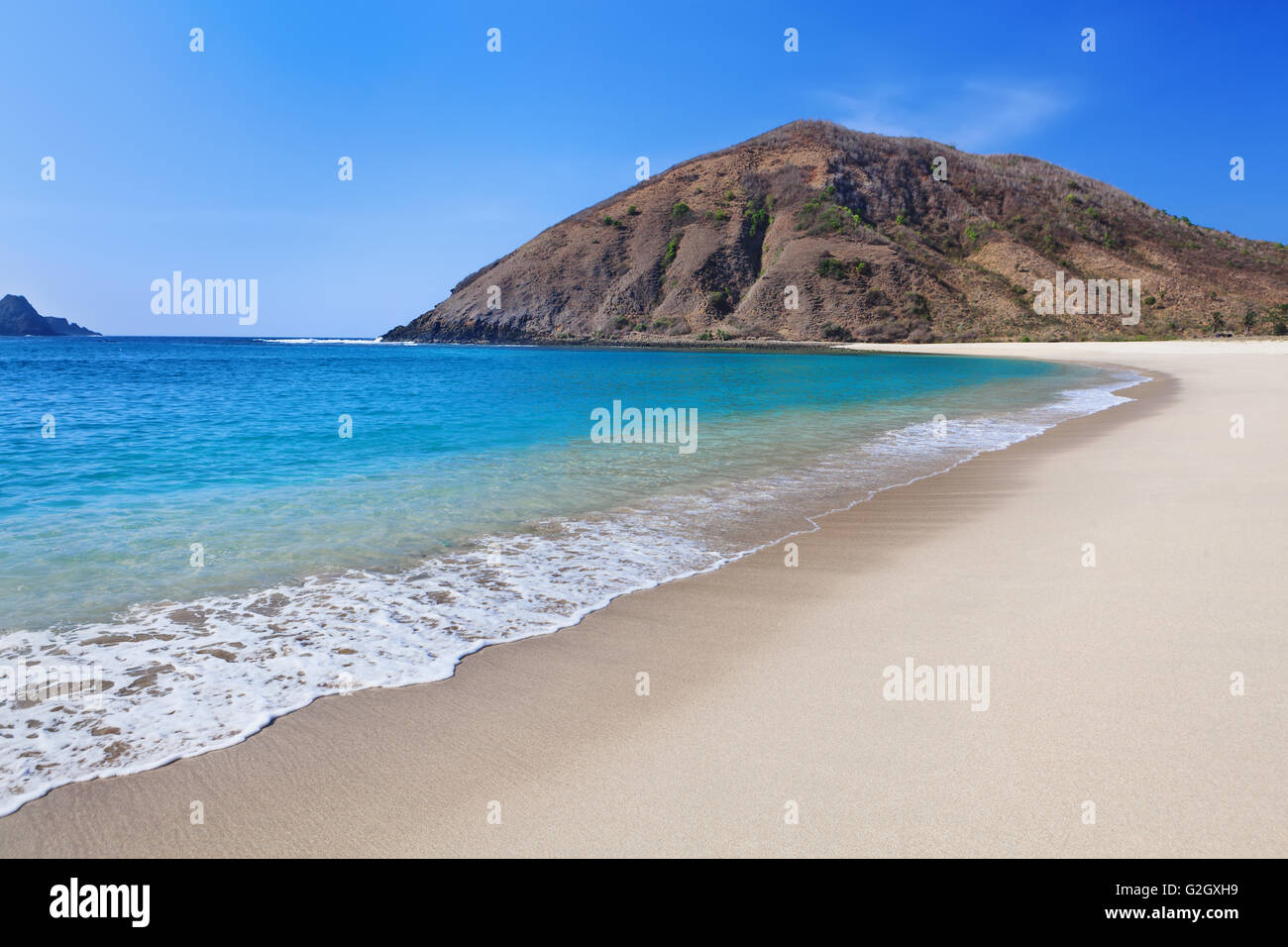 Schöne Szene am besten einsamen Strand mit weißem Sand, kristallklarem Wasser auf Meer Bucht Mawun im tropischen Insel Lombok. Stockfoto