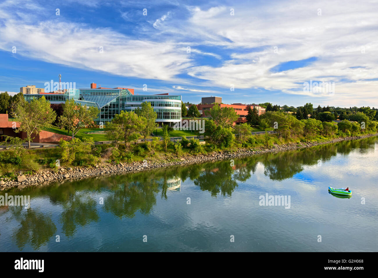 Reflexion von Medicine Hat Skyline entlang des South Saskatchewan River Medicine Hat Alberta Kanada Stockfoto