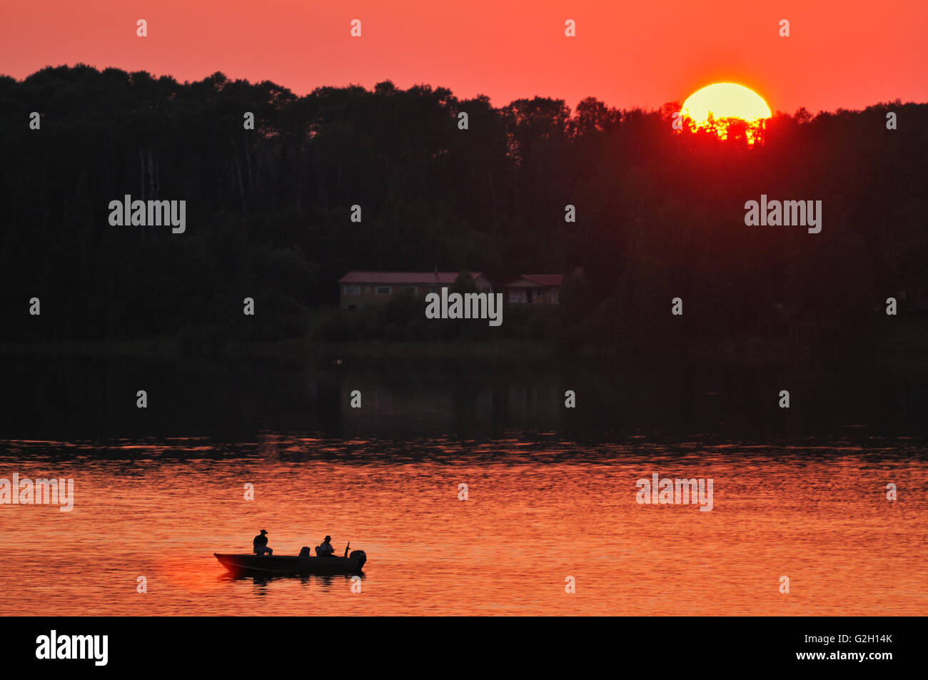 Angeln am Lac Seul bei Sonnenuntergang Ear Falls Ontario Canada Stockfoto