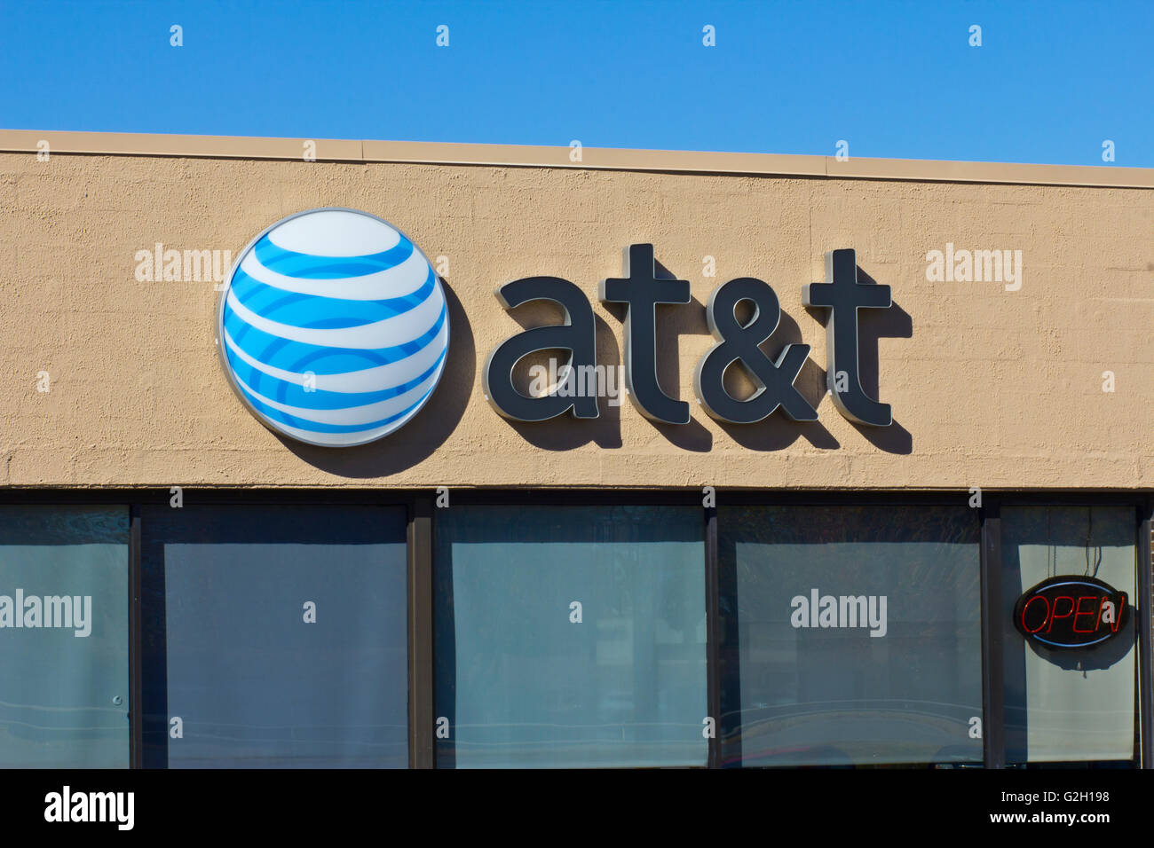 Indianapolis - ca. November 2015: AT&T Retail Store. AT&T Inc. ist eine amerikanische Telecommunications Corporation III Stockfoto