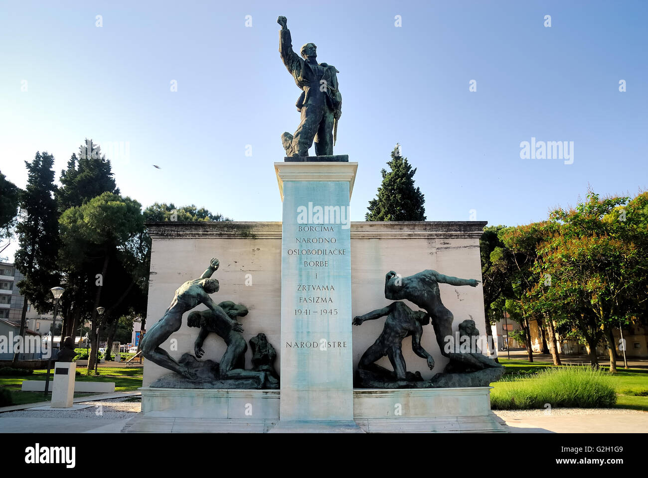 Pula, Istrien, Kroatien. Titos Park.  Das Denkmal zur Erinnerung an die gefallenen Kämpfer des jugoslawischen Widerstands und der Opfer des Faschismus des Bildhauers Vanja Radauš 1957 errichtet. Stockfoto