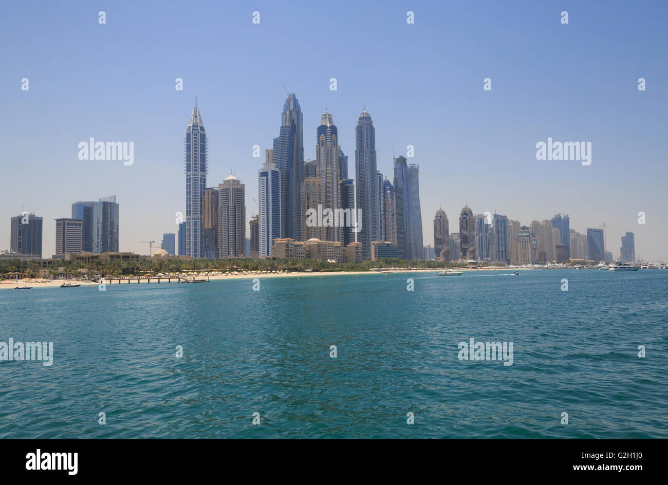 Blick auf den Stadtteil Marina in Dubai vom Meer Stockfoto
