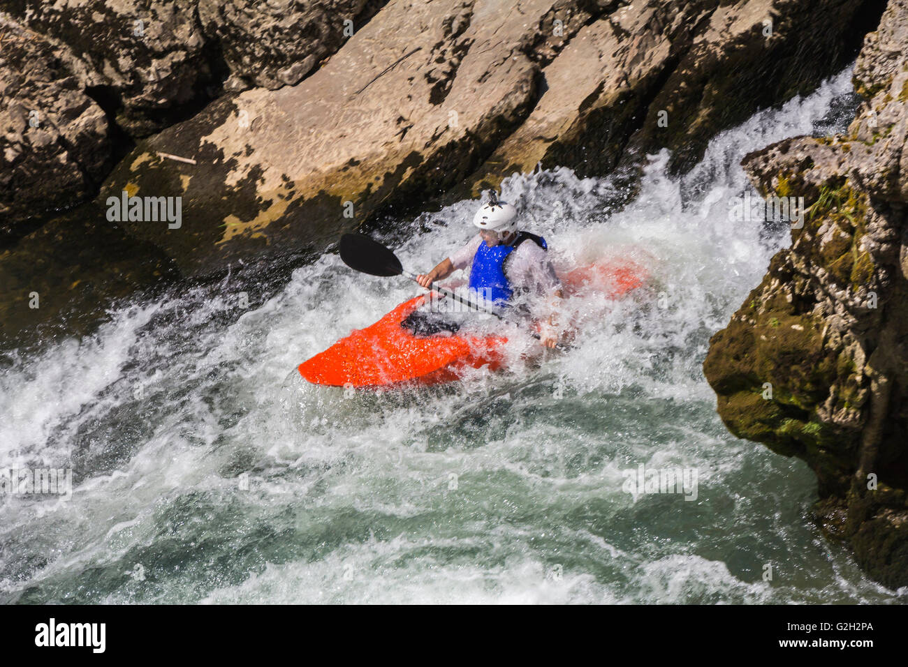 Kajakfahren im Wildwasser, verwischt Bewegung Stockfoto