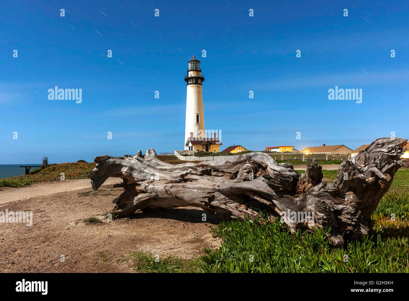 Pigeon Point Lighthouse. Das Hotel liegt in Pecadero, Kalifornien. Bild ist eine Langzeitbelichtung Aufnahme des Leuchtturms und Log in einer Spur einstellen Stockfoto