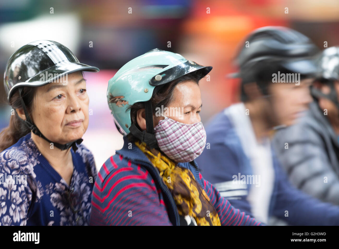 Panorama Aufnahmen von Menschen auf Motorrädern in alten Hanoi. Stockfoto