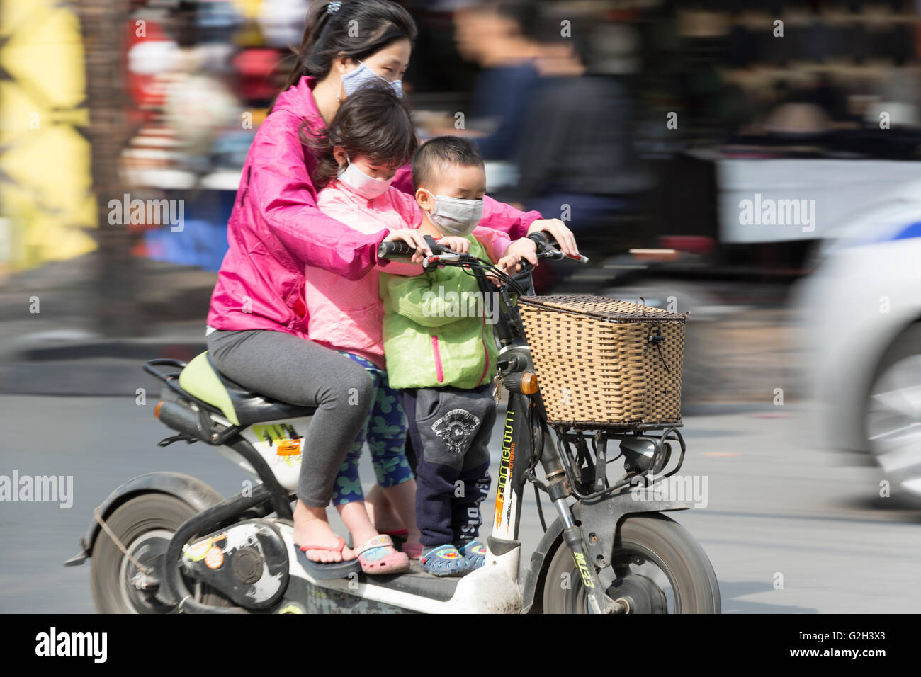 Vietnam, Hanoi, verrissen Schuss der Motorradfahrer. Stockfoto