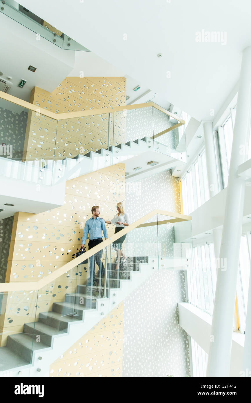 Junges Unternehmen-paar auf der Treppe im Büro Stockfoto