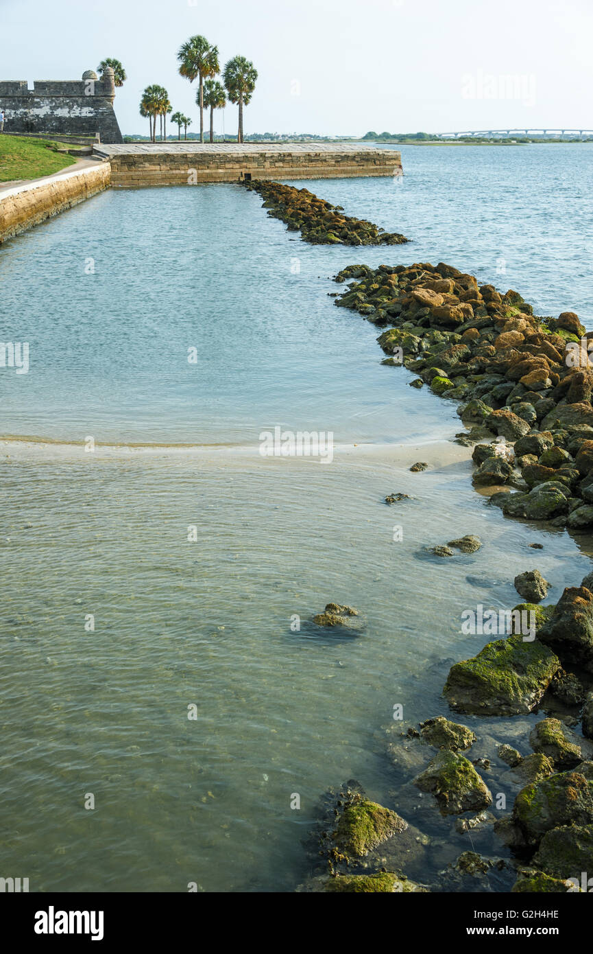 St. Augustine, Florida Ansicht des Wellenbrechers in Matanzas Bucht am Castillo de San Marcos. (USA) Stockfoto