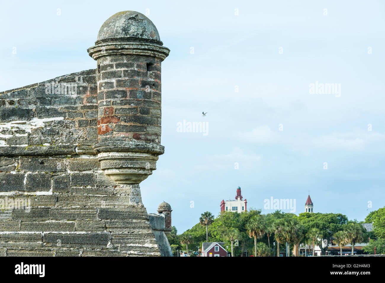Coquina steinernen Turm des Castillo de San Marcos Fort mit der Innenstadt von St. Augustine, Florida im Hintergrund. (USA) Stockfoto