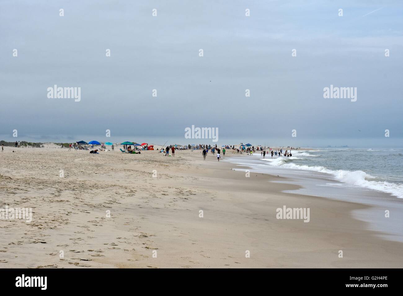 Touristen genießen ihre Zeit am Strand Assateague Island in Maryland Stockfoto