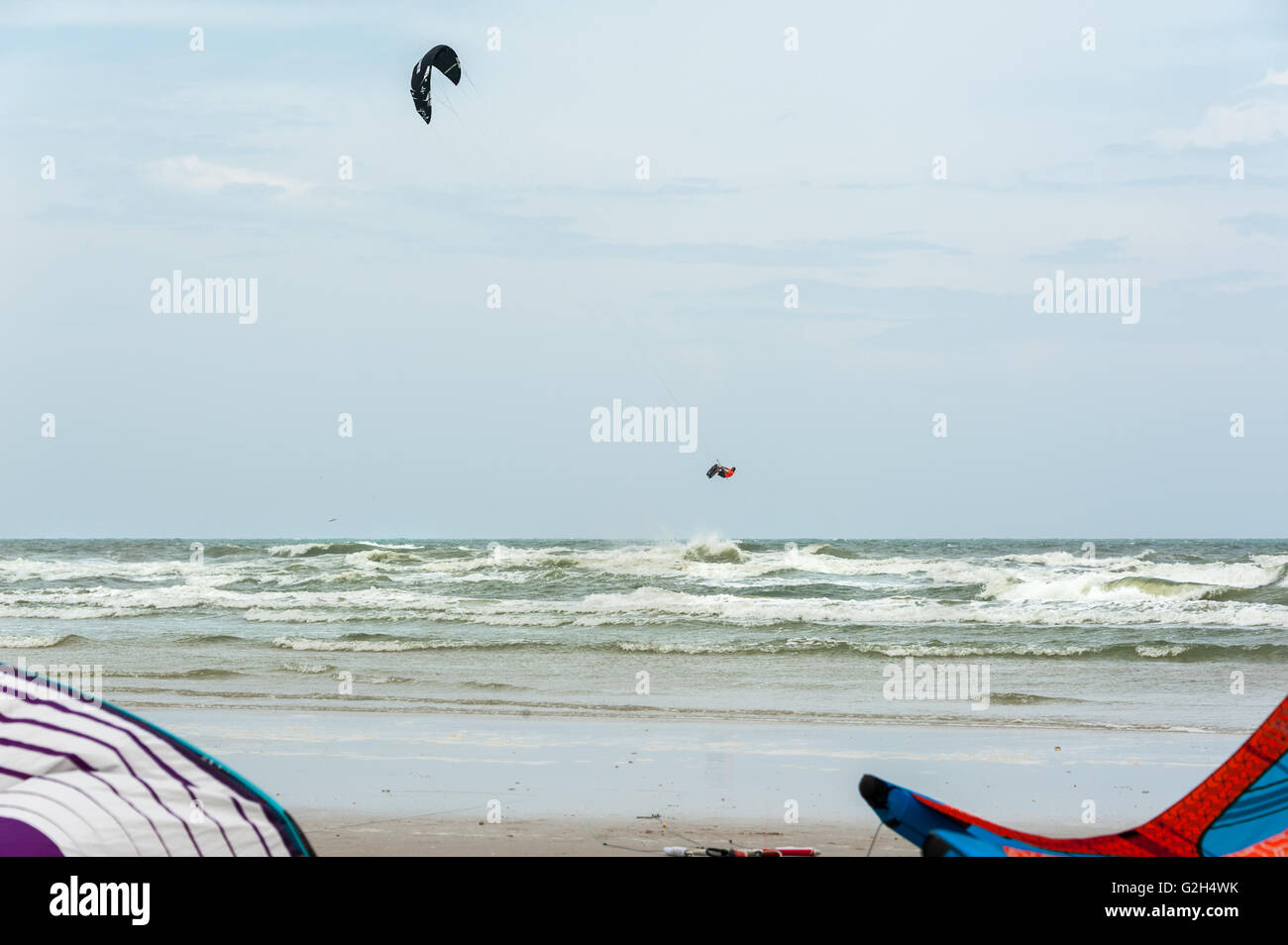 Kitesurfer fangen große Luft über die Wellen in St. Augustine, Florida, USA. Stockfoto