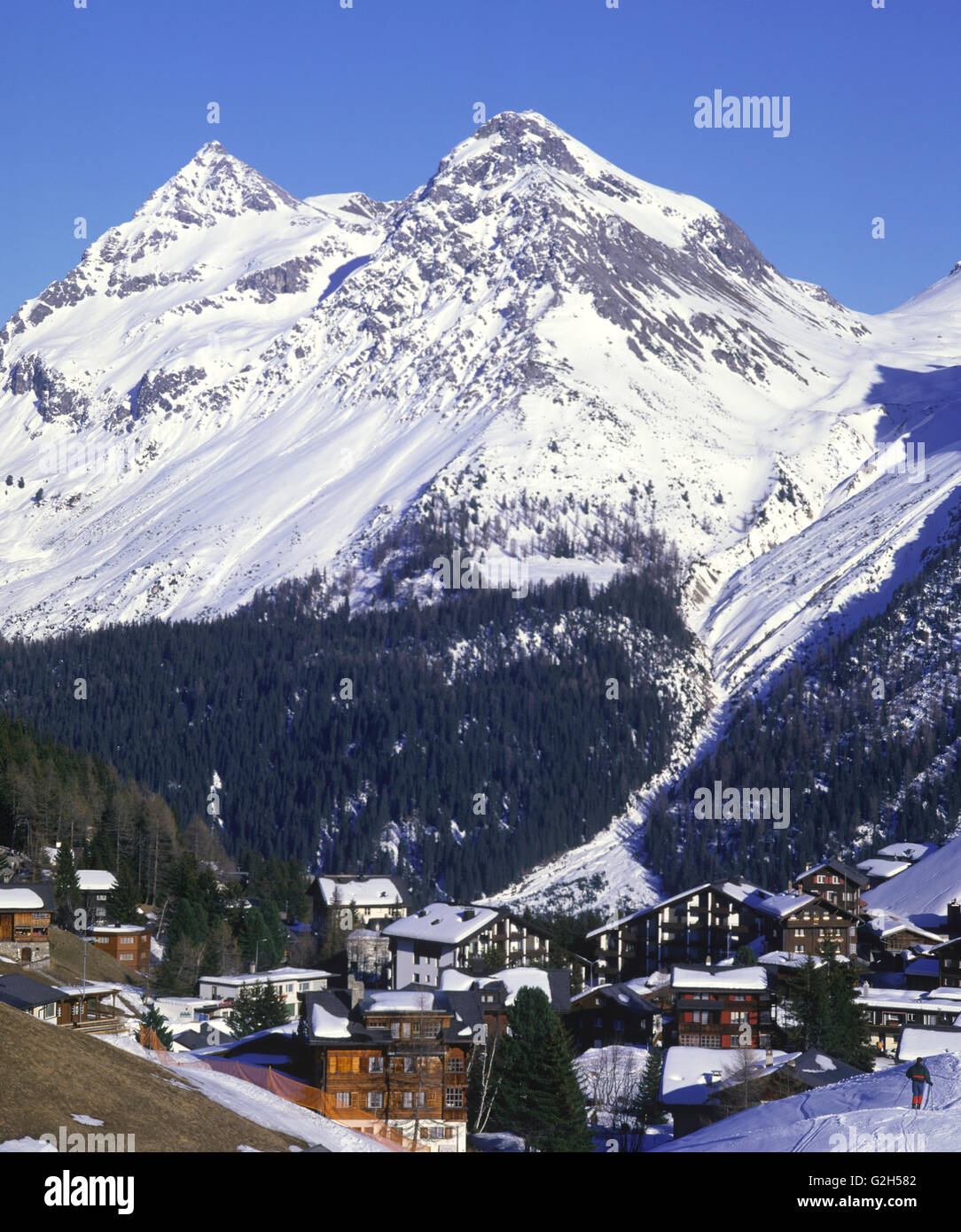 Schweiz, Arosa in Graubünden, mit Skifahrer. Stockfoto