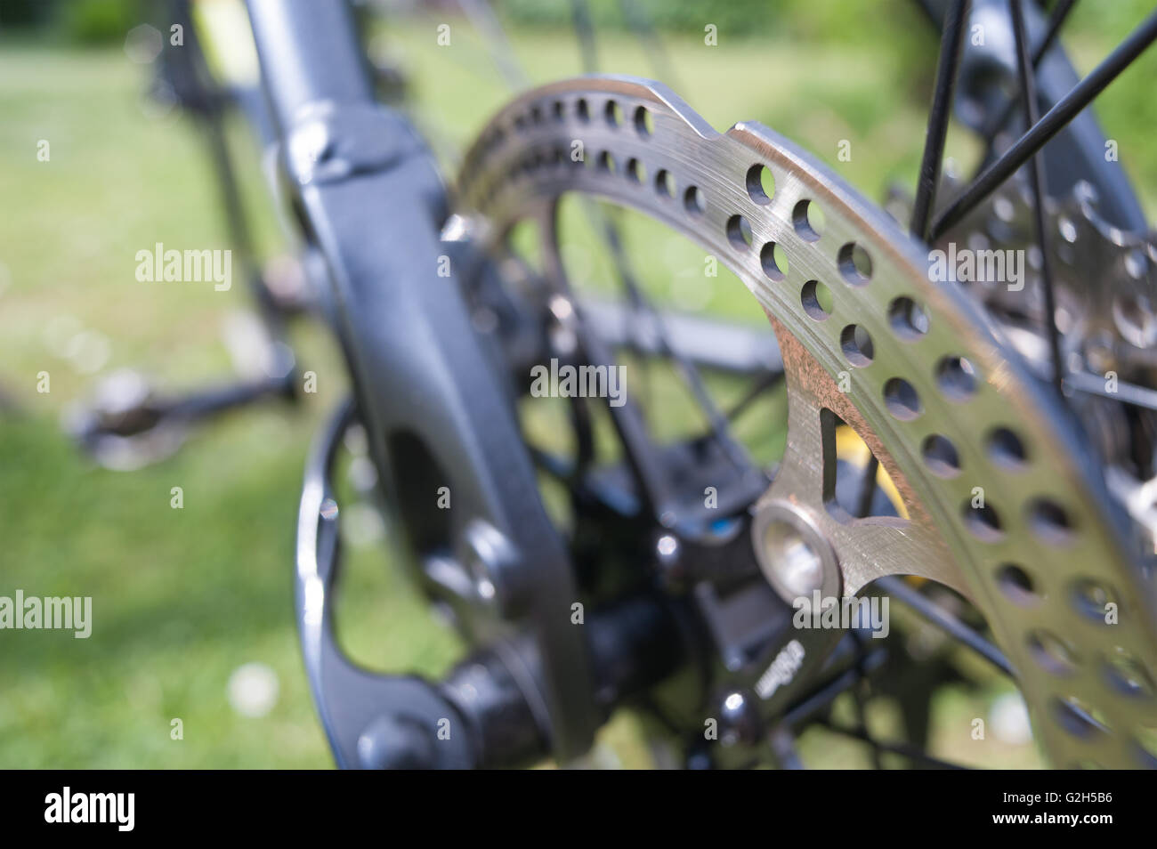 Stahl Metall Scheibenbremse am Rennrad mit großen scharfen Bruch stoppen Fähigkeit aber Messer scharfe Kanten Gefahr von Schnittverletzungen schneiden Stockfoto