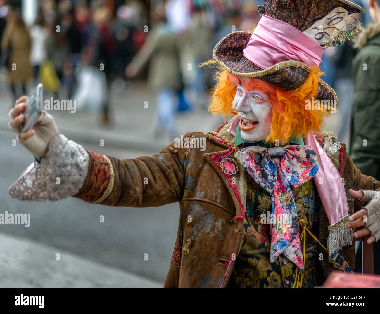 Ein Mad Hatter-Imitator nimmt ein Selbstporträt in Camden, in der Nähe von Camden Lock, London, Großbritannien Stockfoto