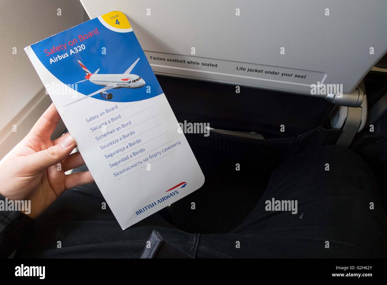 Eine British Airways-Sicherheit an Bord Karte für einen Airbus A320 Flugzeug, in der Sitztasche gehalten wird Stockfoto