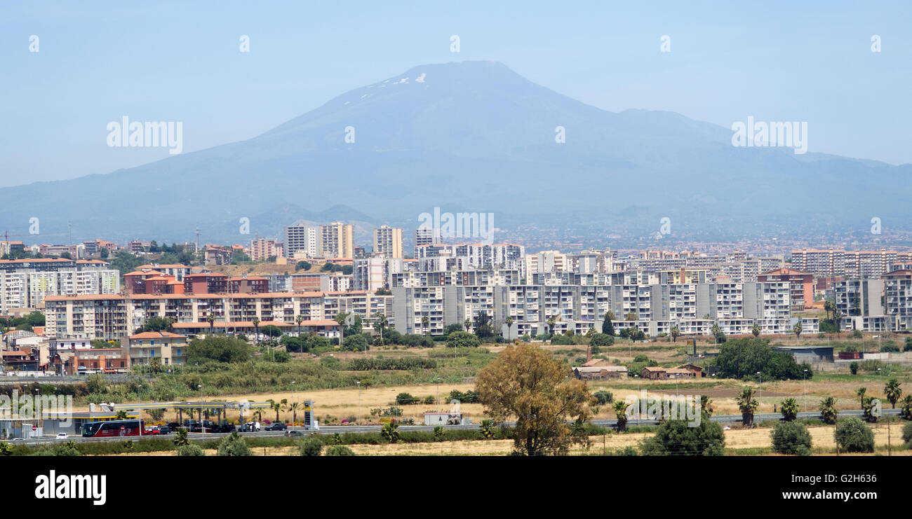 Die italienische Stadt von Catania mit Ätna hinter Stockfoto