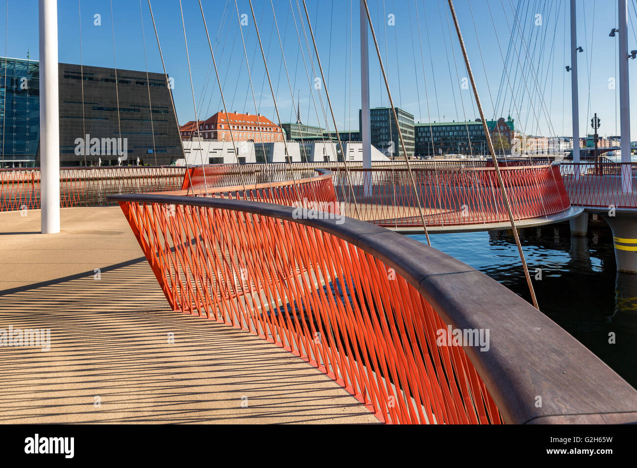 Nahaufnahme von der Kreis-Brücke von Christianshavn Canal, The Black Diamond im Hintergrund, Kopenhagen, Dänemark Stockfoto