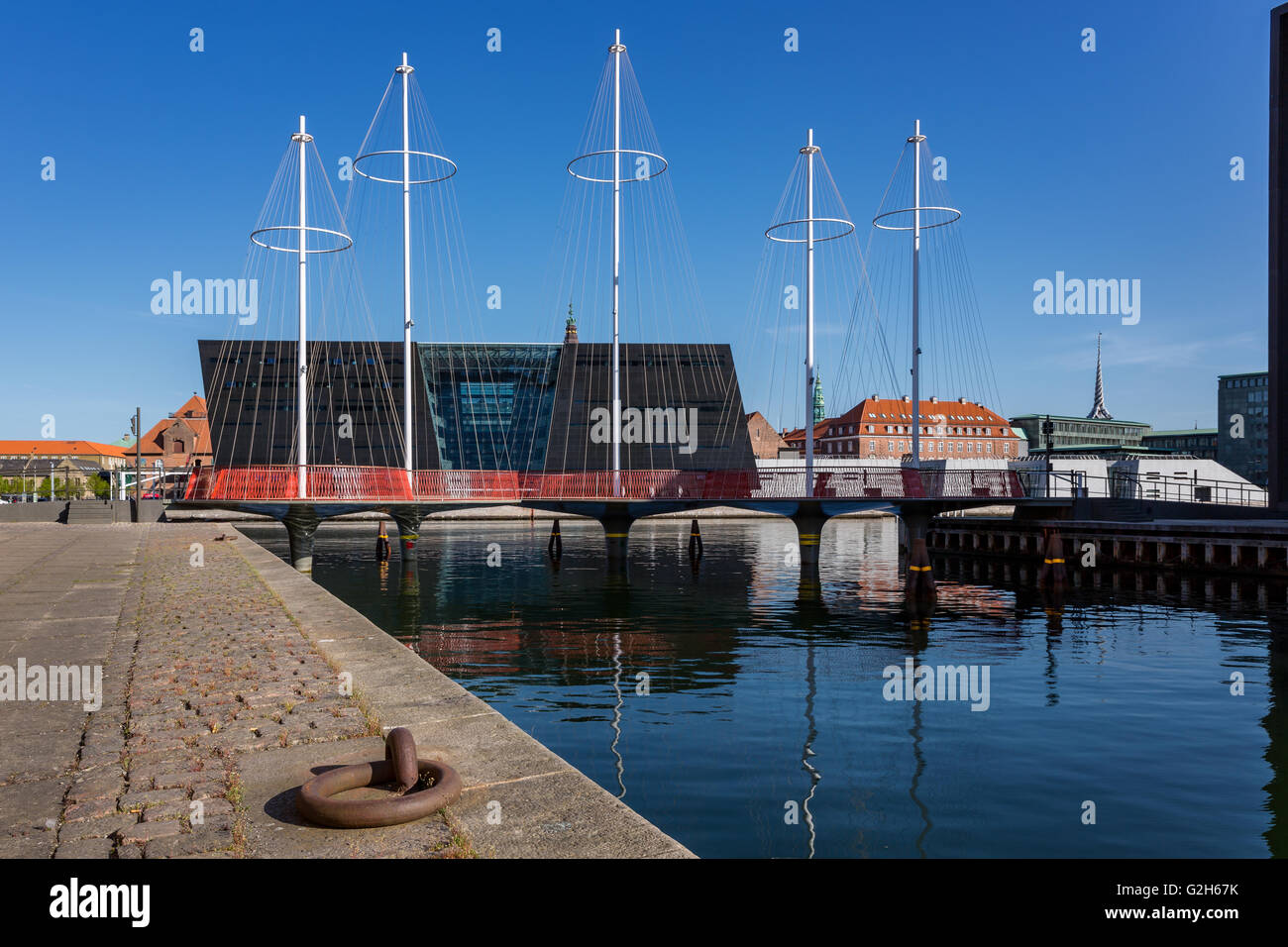 Die Kreis-Brücke über Christianshavn Canal, The Black Diamond im Hintergrund, Kopenhagen, Dänemark Stockfoto