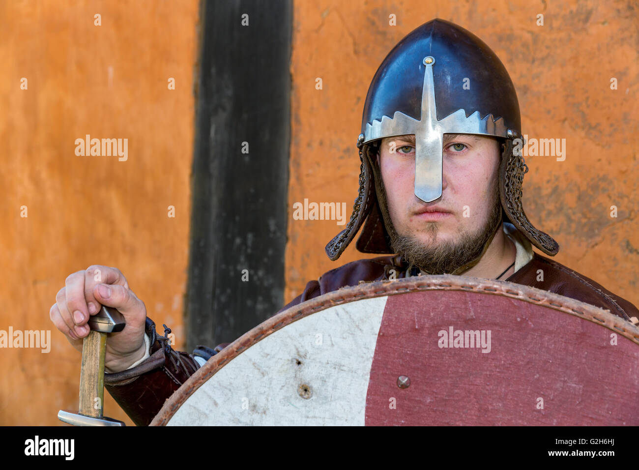 Eine Nahaufnahme von einem Mann kleidete sich wie ein Wikinger mit einem Schild und Schwert, Ribe, Dänemark Stockfoto