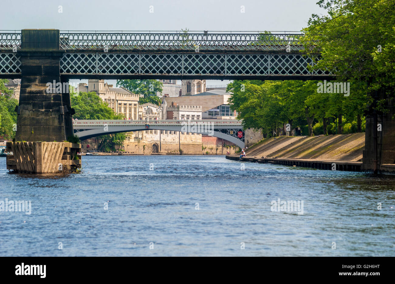 Scarborough-Eisenbahnbrücke mit Lendal Bridge im Abstand, Fluss Ouse, York, UK. Stockfoto