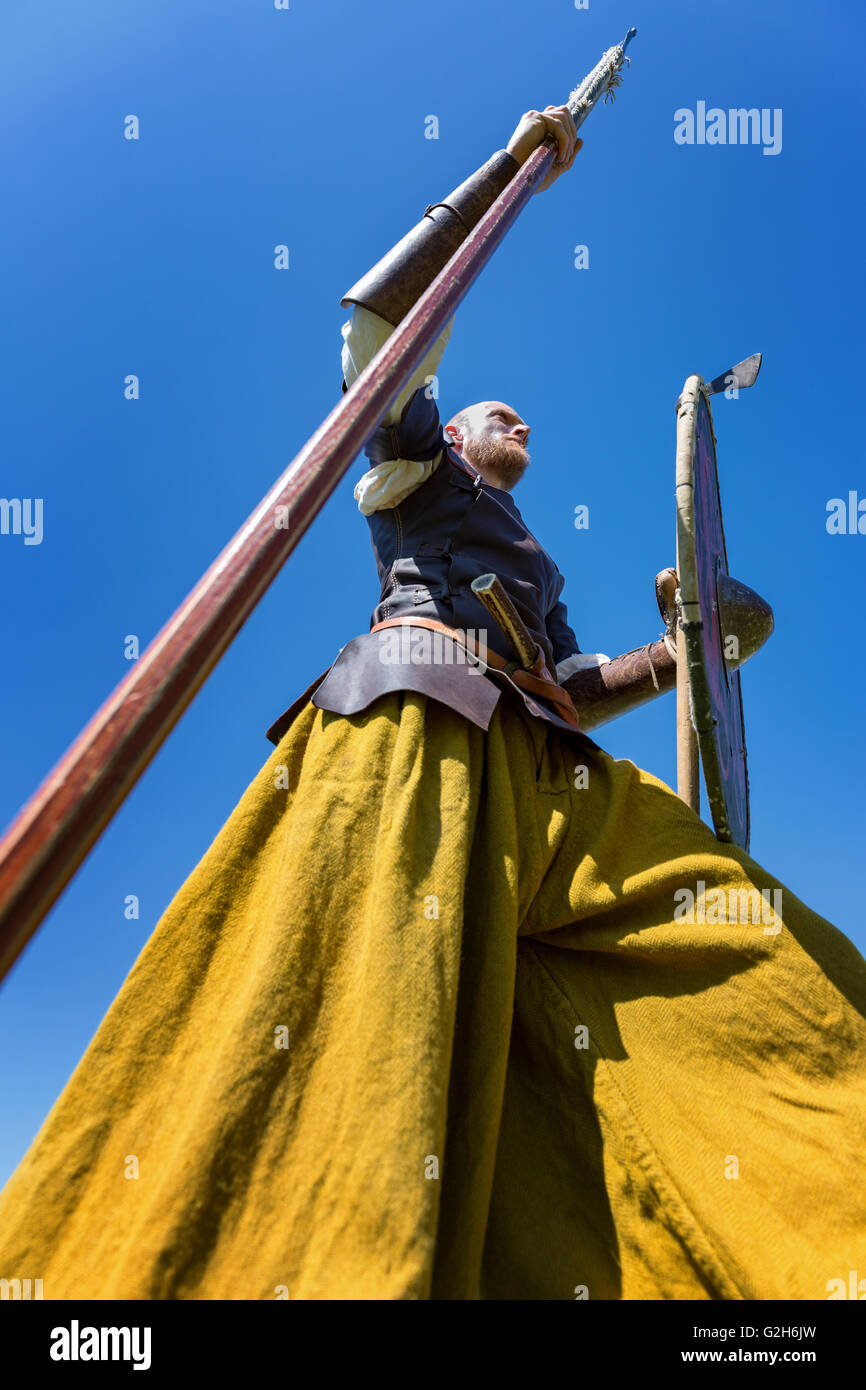 Eine Nahaufnahme eines Viking mit Schild und Speer, Ribe, Dänemark Stockfoto