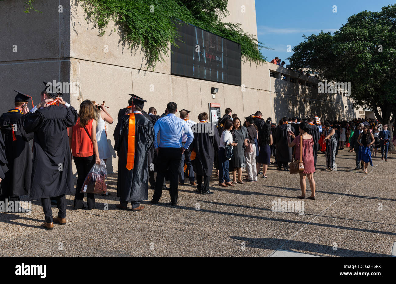 Absolventinnen und Absolventen richten und machen Sie sich bereit für die Abschlussfeier. University of Texas in Austin, Texas, USA. Stockfoto