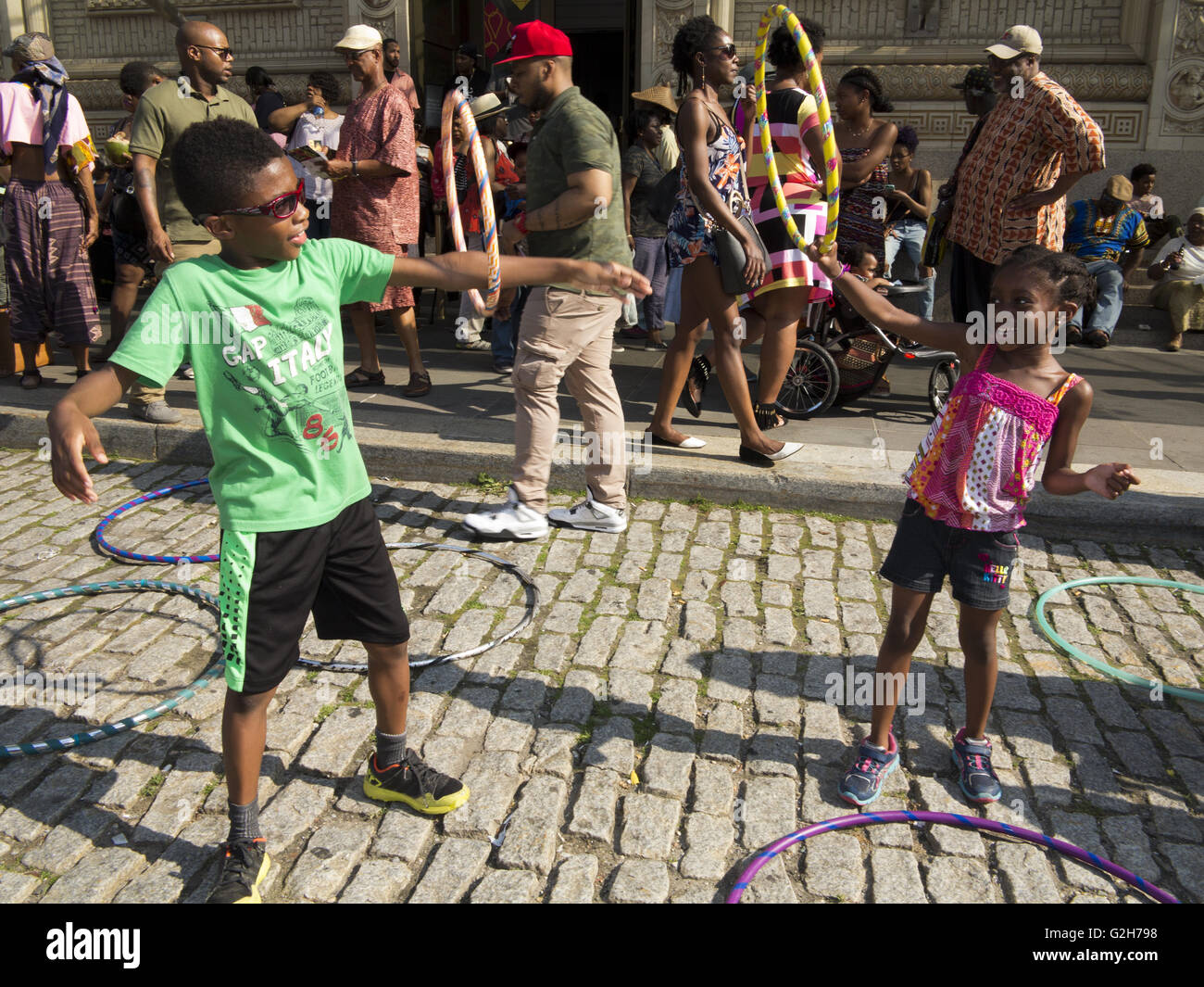 Kinder spielen mit Hula Hoops Tanz Africa Festival außerhalb der Brooklyn Academy of Music in Brooklyn, NY, 20016. Stockfoto